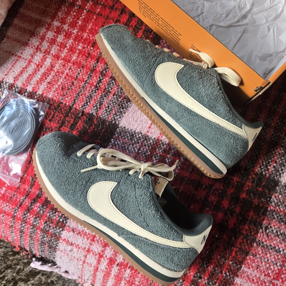 Nike Cortez Vintage Suede in Green and White - Picture 6 of 9